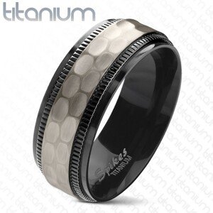 Titánium gyűrű, fekete bemetszett szélek, csiszolt matt középső sáv, 8 mm - Nagyság: 70