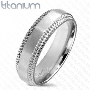 Titánium gyűrű ezüst színárnyalatban – matt középső sáv, recés szélek, 6 mm - Nagyság: 65